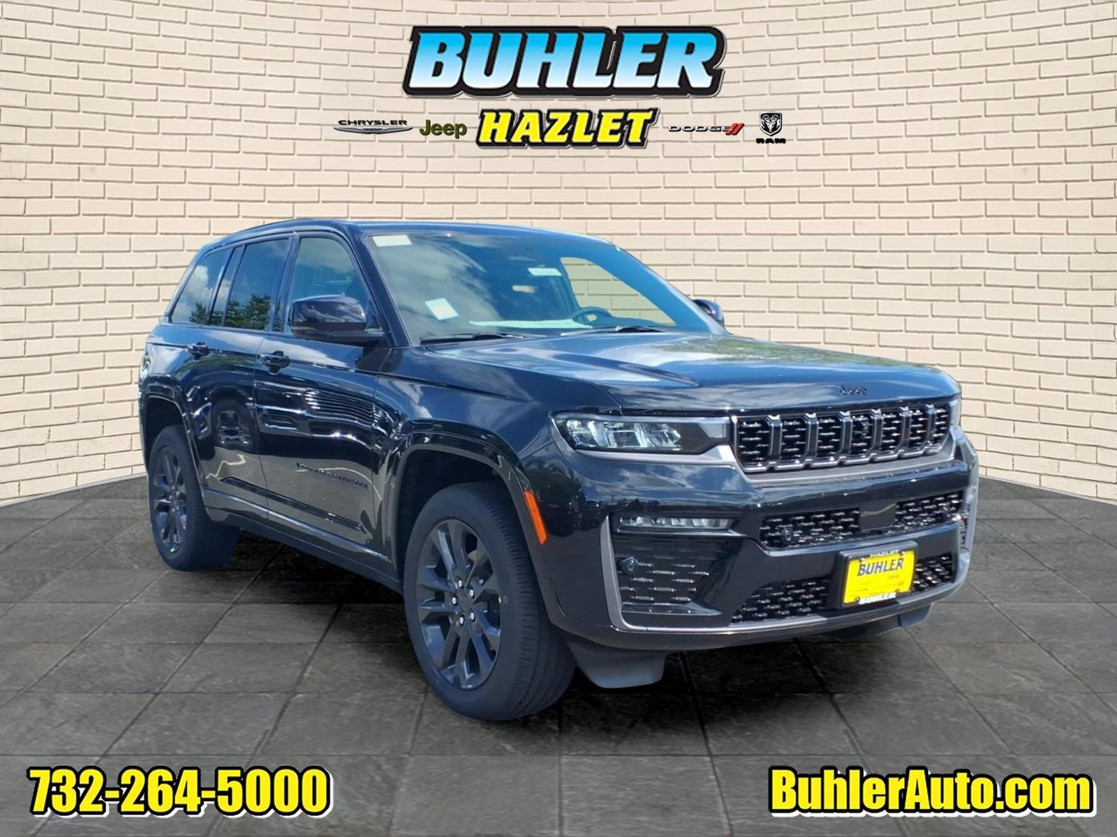 2026 Jeep Grand Cherokee GRAND CHEROKEE LIMITED RESERVE 4X4 in Diamond Black Crystal Pearl-Coat Exterior Paint — front three-quarter view