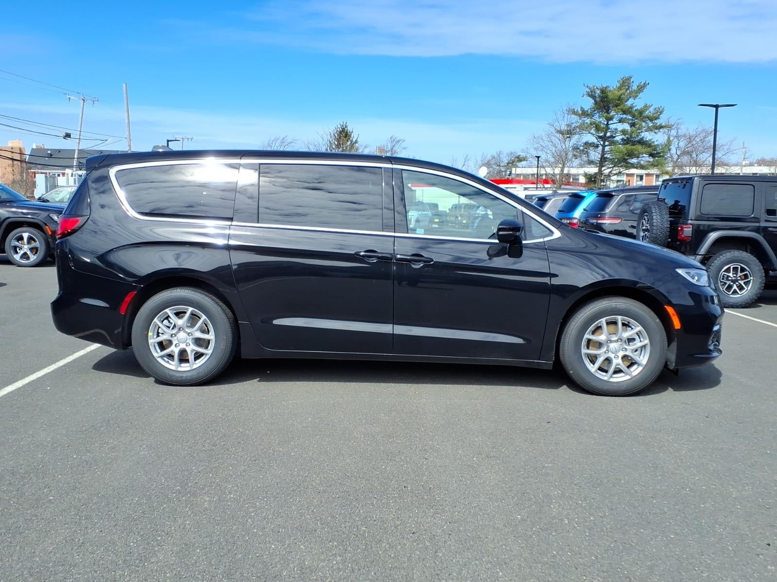 2026 Chrysler Pacifica — detail view
