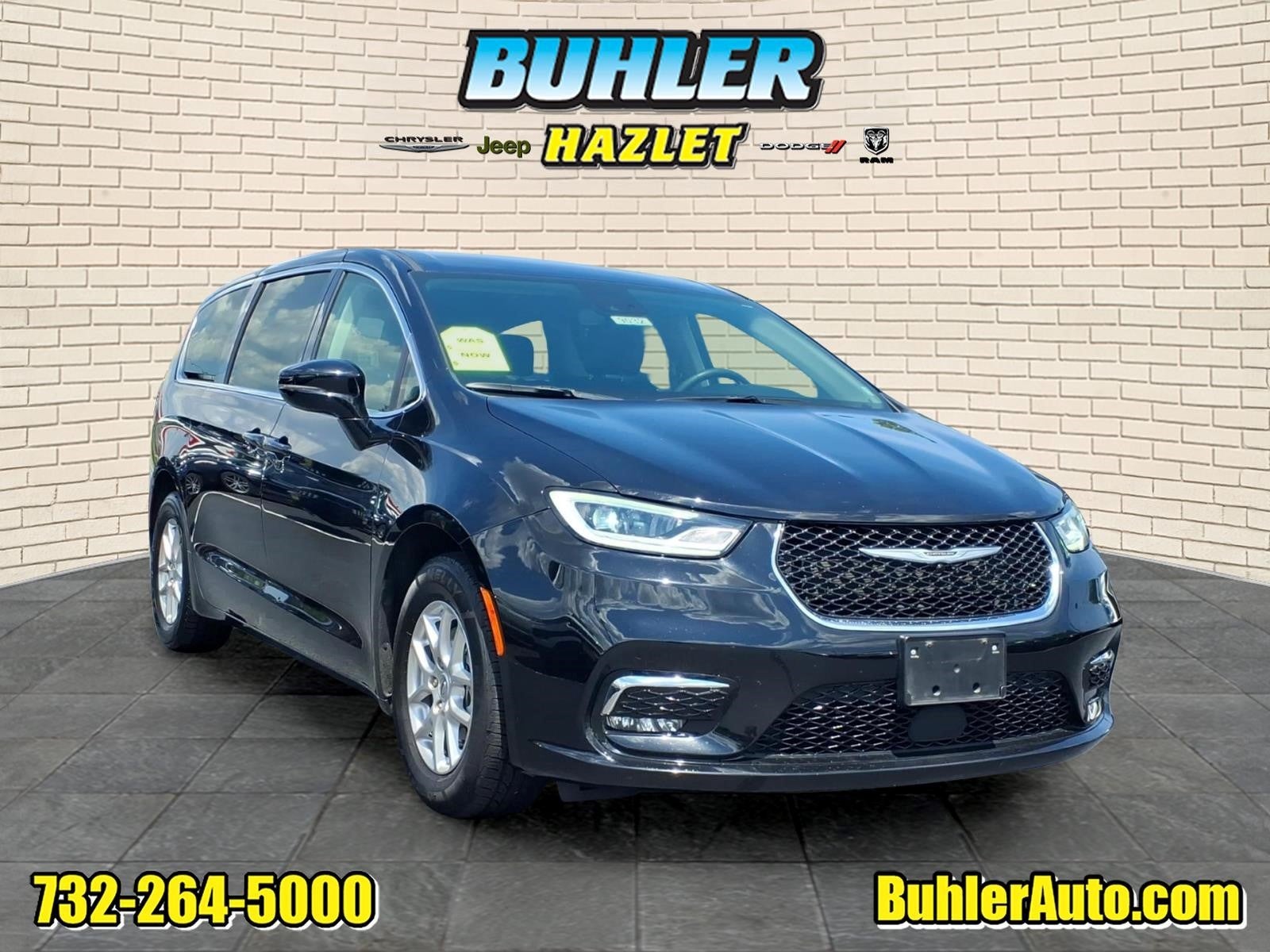 2024 Chrysler Pacifica Touring L in Diamond Black Crystal Pearlcoat — front three-quarter view